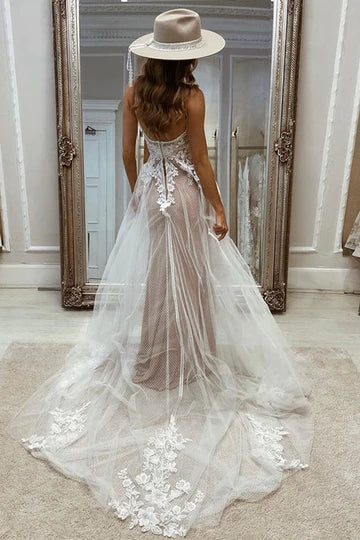 Vestido de novia de tul con tirantes de encaje y espalda abierta